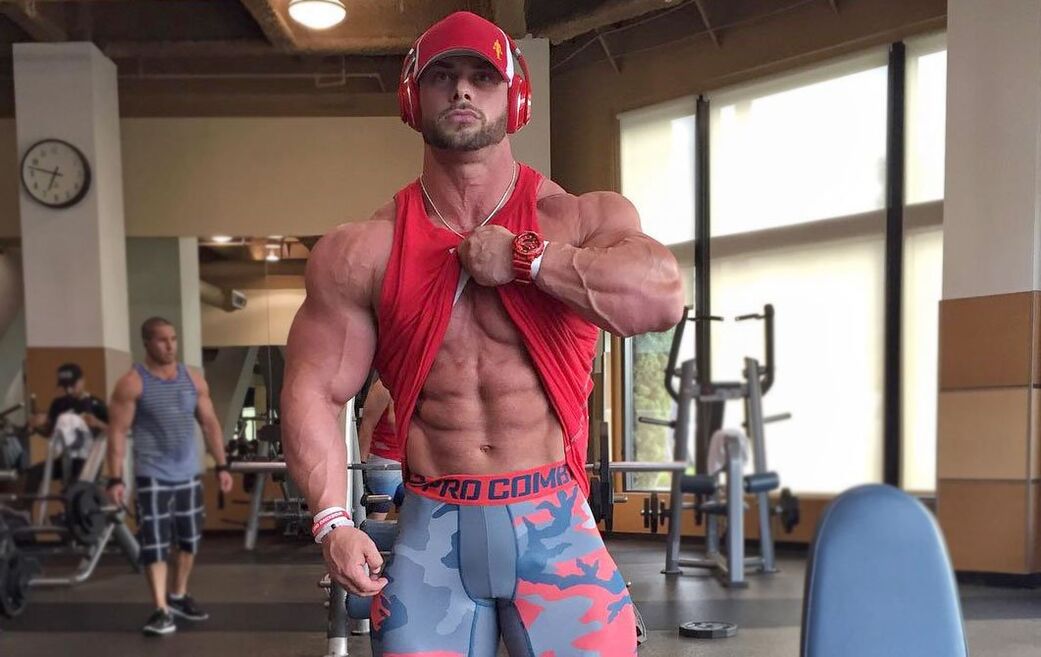 Sport -shaped man in the gymnasium